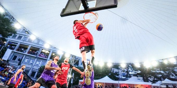 In der Haupthalle des Zürich BH findet dieses Jahr die allererste Ausgabe der «Firstcaution 3x3 Trophy» statt. Basketballspieler