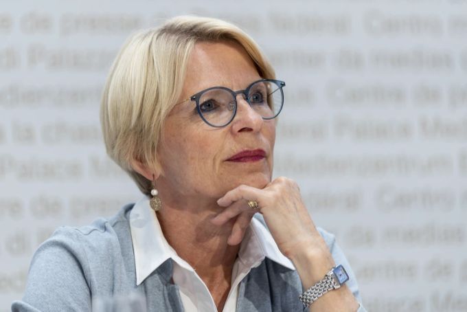 EDA-Staatssekretärin Livia Leu an einer Pressekonferenz. EDA