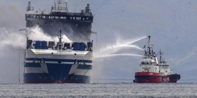 Rauch steigt von Autofähre «Euroferry Olympia» auf, die seit mehreren Tagen in der Nähe der griechischen Insel Korfu brennt. Foto: Petros Giannakouris/AP/dpa Fähre