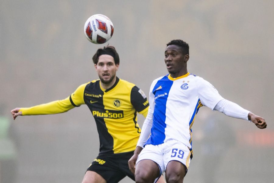 Hoppers-Angreifer Francis Momoh (r.) im Duell mit Jordan Lefort von YB.