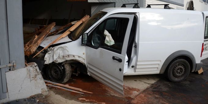 Selbstunfall nach Flucht vor Polizeikontrolle.