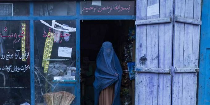 Eine Frau verlässt einen Lebensmittelladen in Afghanistans Hauptstadt Kabul. Foto: Petros Giannakouris/AP/dpa Eine Frau verlässt einen Lebensmittelladen in Afghanistans Hauptstadt Kabul. Foto: Petros Giannakouris/AP/dpa