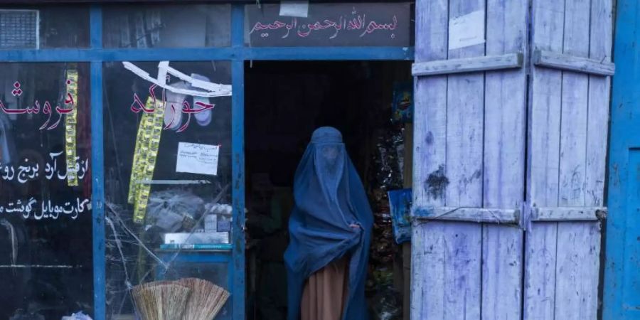 Eine Frau verlässt einen Lebensmittelladen in Afghanistans Hauptstadt Kabul. Foto: Petros Giannakouris/AP/dpa