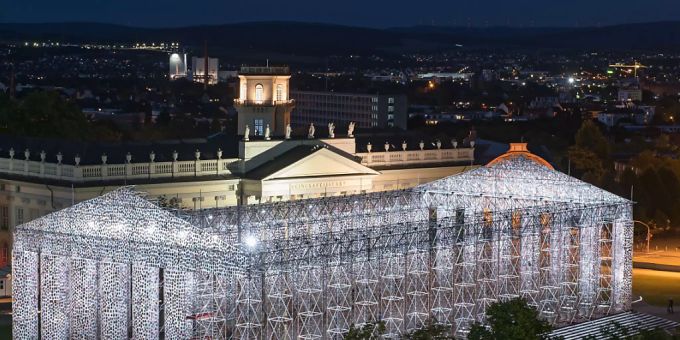 Die Kunstausstellung Documenta findet weltweit Beachtung. Im Bild das Kunstwerk «The Parthenon of Books» der argentinischen Künstlerin Marta Minujin aus dem Jahr 2017. (Archivbild) Die Kunstausstellung Documenta findet weltweit Beachtung. Im Bild das Kunstwerk «The Parthenon of Books» der argentinischen Künstlerin Marta Minujin aus dem Jahr 2017. (Archivbild)
