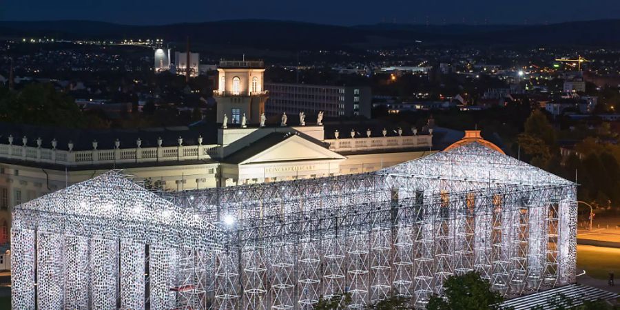 Die Kunstausstellung Documenta findet weltweit Beachtung. Im Bild das Kunstwerk «The Parthenon of Books» der argentinischen Künstlerin Marta Minujin aus dem Jahr 2017. (Archivbild)