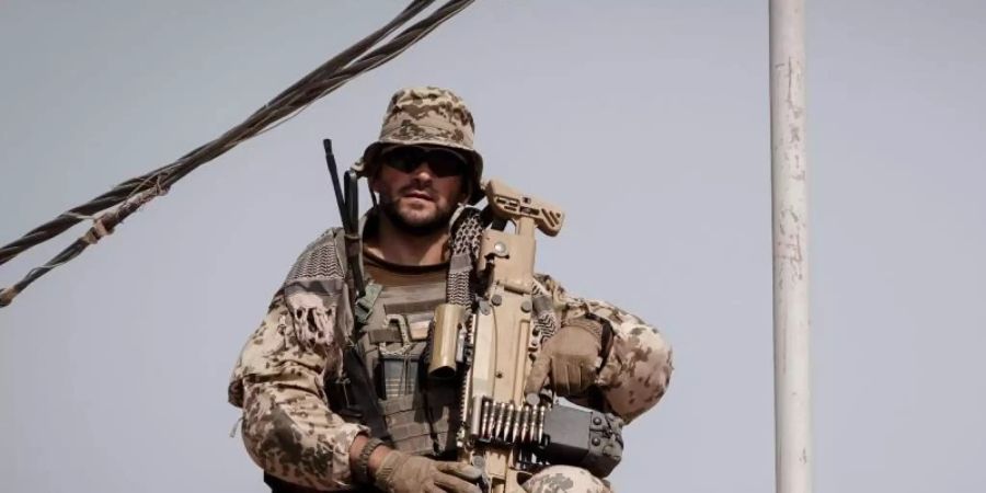 Ein schwer bewaffneter Bundeswehrsoldat auf einem irakischen Militärstützpunkt (Archivbild). Foto: Kay Nietfeld/dpa