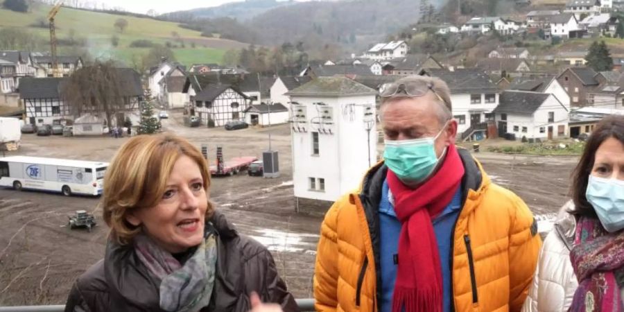 Ein halbes Jahr nach der Flut an der Ahr: Ministerpräsidentin Malu Dreyer (l), Bürgermeister Herbert Lussi und die rheinland-pfälzische Wirtschaftsministerin Daniela Schmitt in Schuld. Foto: Thomas Frey/dpa