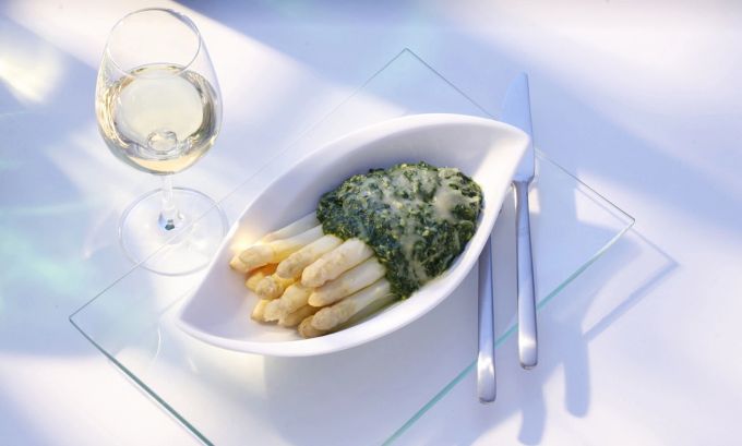 Ein trockener Sauvignon Blanc passt perfekt zu überbackenem Spargel mit Bärlauchpesto. Spargel überbacken Wein hell Besteck