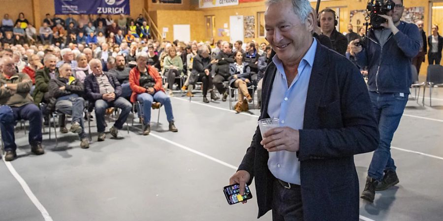 Samih Sawiris betritt die Rollhockeyhalle in Seedorf am Mittwochabend.