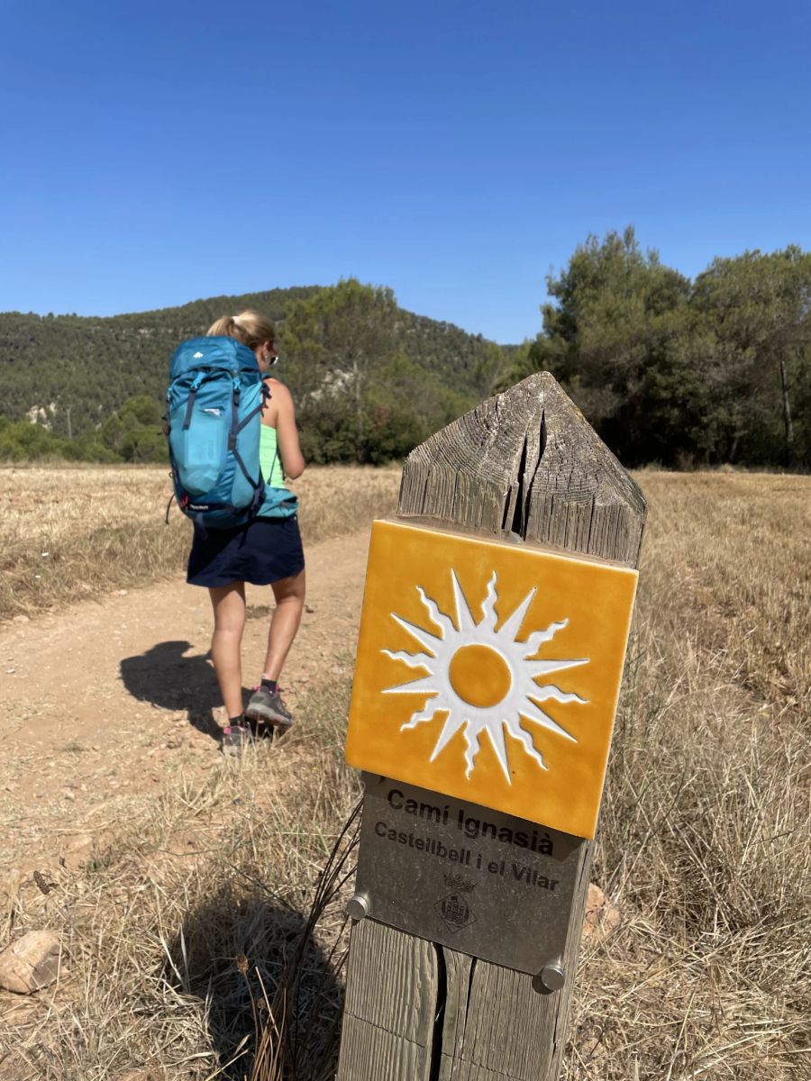 Wanderweg Wegweiser Sonnensymbol Frau