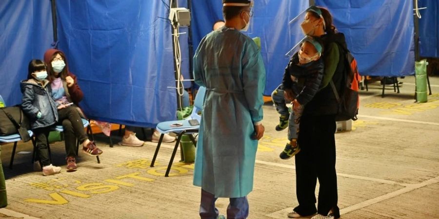 Mutter mit Kind in medizinischem Zentrum in Hongkong