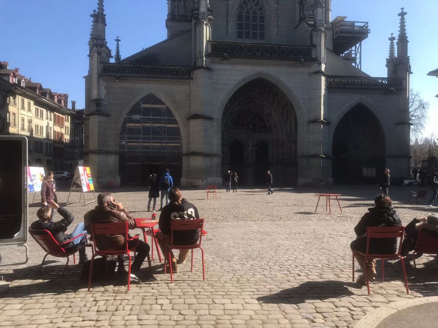 Rund 30 Personen verfolgten das Geläut auf dem Münsterplatz.