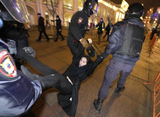 Eine russische Demonstrantin wird in St.Petersburg abgeführt. Demonstrationen gegen den Krieg sind vom Kreml nicht gern gesehen. APTOPIX Russia Ukraine War