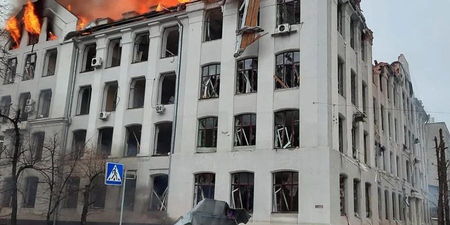 Dieses vom ukrainischen Katastrophenschutz veröffentlichte Foto zeigt einen Brand in einem Fakultätsgebäude der Universität Charkiw, der durch einen russischen Raketenangriff verursacht wurde. Foto: Emergency Service Of Ukraine/PA Media/dpa