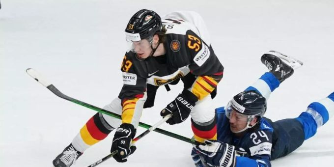 Wäre gerne zu den Olympischen Spielen nach Peking gereist: Moritz Seider (l). Foto: Roman Koksarov/dpa Wäre gerne zu den Olympischen Spielen nach Peking gereist: Moritz Seider (l). Foto: Roman Koksarov/dpa