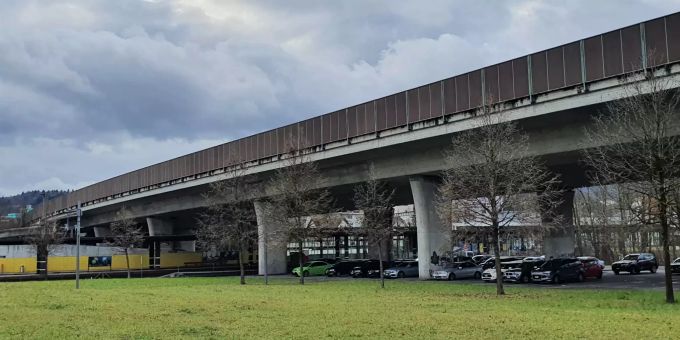 Die alte Autobahnbrücke beim Bahnhof Glanzenberg in Dietikon.