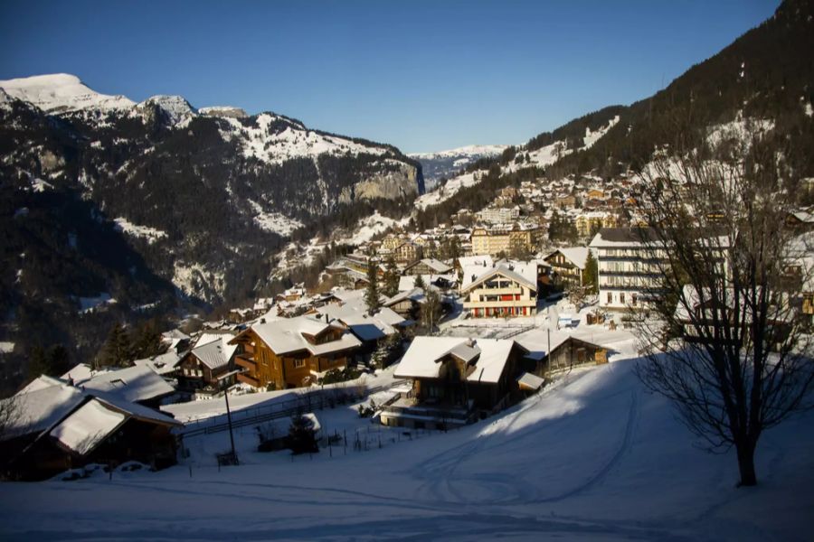 Es soll verhindert werden, dass es in Wengen ähnliche Bilder gibt wie in Adelboden. Die Organisatoren empfehlen den Zuschauern dringend, Masken zum Schutz gegen das Coronavirus zu tragen.