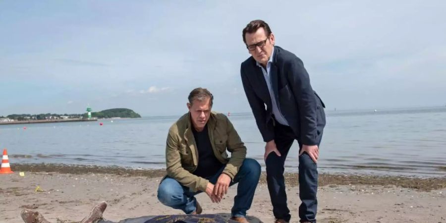 Die Ermittler Finn Kiesewetter (Sven Martinek, l) und Lars Englen (Ingo Naujoks) im neuesten Fall der ARD Vorabend-Krimiserie «Morden im Norden». Foto: Thorsten Jander/ARD/dpa