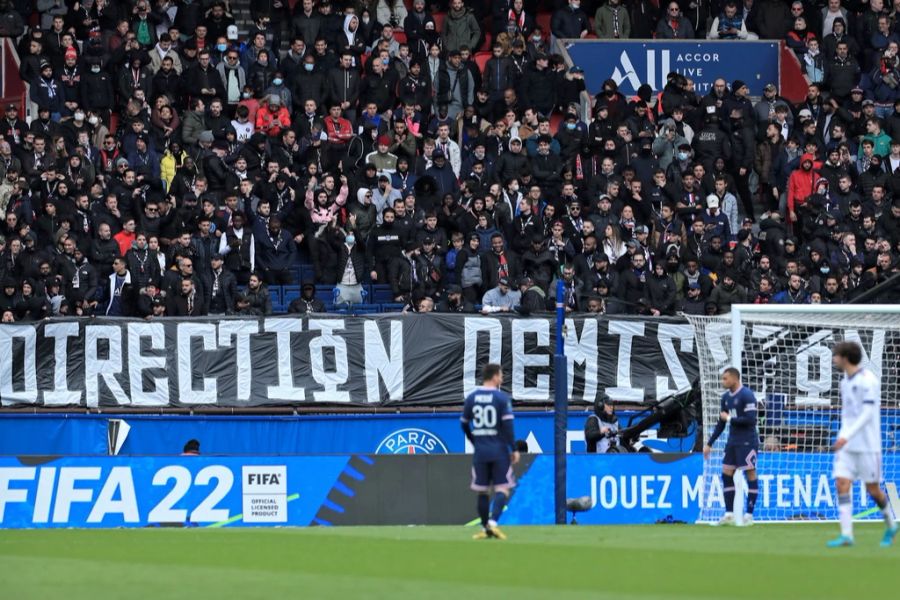 Der Rücktritt der Club-Leitung wird gefordert.