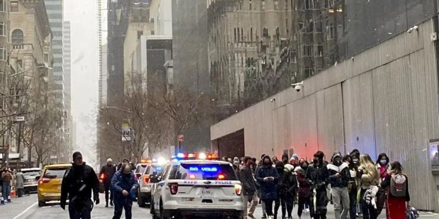 Besucher mussten das Museum in Manhattan verlassen, nachdem ein Mann mit einem Messer auf zwei Kassen-Mitarbeiter eingestochen hatte. Foto: Scott Cowdrey/Scott Cowdrey via AP/dpa