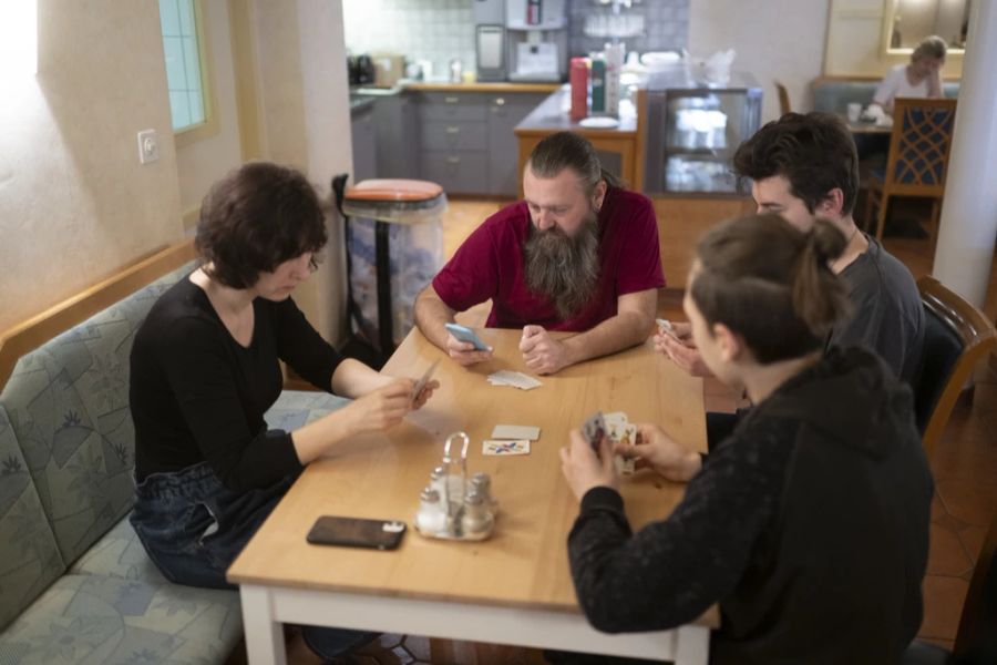 Flüchtlinge aus der Ukraine beim Kartenspiel, aufgenommen am Dienstag, 22. März 2022, im ehemaligen Altersheim Rosenau, in Kirchberg.