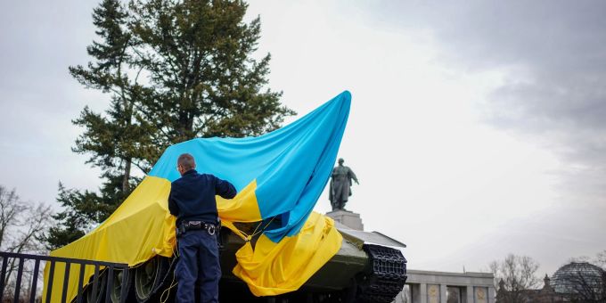 Polizeibeamte entfernen die Flagge der Ukraine von einem historischen Panzer am Sowjetischen Ehrenmal an der Strasse des 17. Juni. Polizeibeamte entfernen die Flagge der Ukraine von einem historischen Panzer am Sowjetischen Ehrenmal an der Strasse des 17. Juni.
