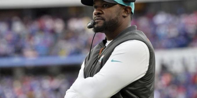 Hatte die NFL wegen Diskriminierung verklagt: Football-Coach Brian Flores. Foto: Adrian Kraus/FR171451 AP/dpa Hatte die NFL wegen Diskriminierung verklagt: Football-Coach Brian Flores. Foto: Adrian Kraus/FR171451 AP/dpa