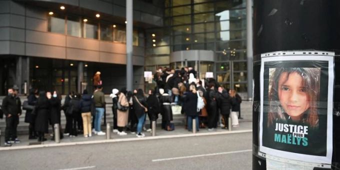 Menschen vor dem Gerichtsgebäude in Grenoble: Die Staatsanwaltschaft fordert für den Angeklagten eine lebenslange Haftstrafe. Foto: Jean-Philippe Ksiazek/AFP/dpa Menschen vor dem Gerichtsgebäude in Grenoble: Die Staatsanwaltschaft fordert für den Angeklagten eine lebenslange Haftstrafe. Foto: Jean-Philippe Ksiazek/AFP/dpa
