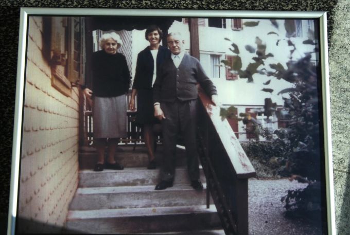 Eine Fotografie aus frueheren Tagen, aufgenommen beim Hauseingang des Kirchwegs 4 in Au, zeigt Paul Grüninger auf der Treppe, rechts, mit seiner Frau Alice, links, und der Tochter Ruth, Mitte. güninger