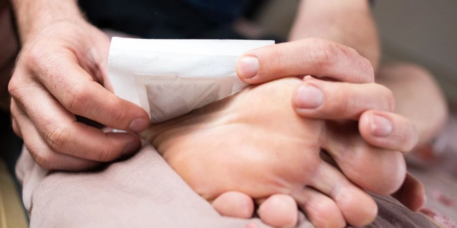 Verfärben sich die Detox-Pflaster über Nacht, deutet einiges darauf hin, dass eher die Wärme und das Schwitzen unter der Bettdecke dafür sorgen, dass die Pflaster dunkel werden.