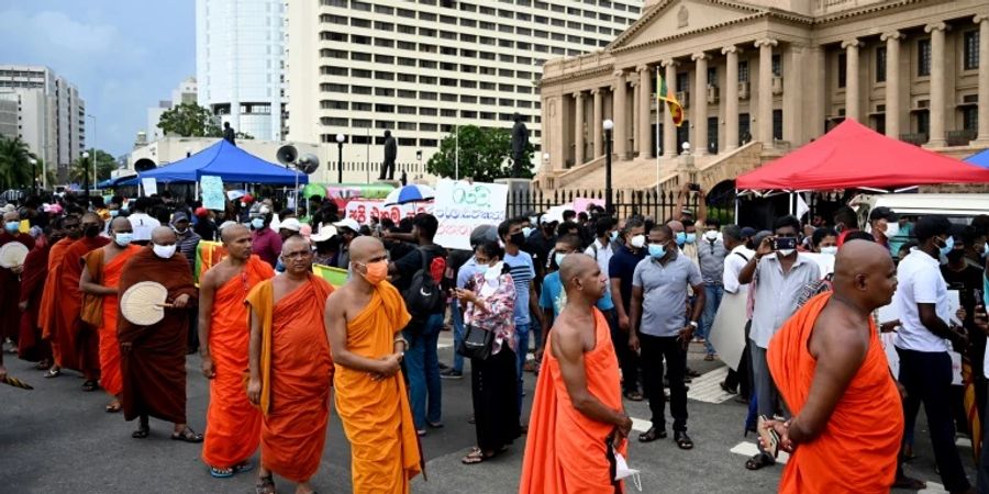 Buddhisten-Mönche demonstrieren in der Hauptstadt Colombo