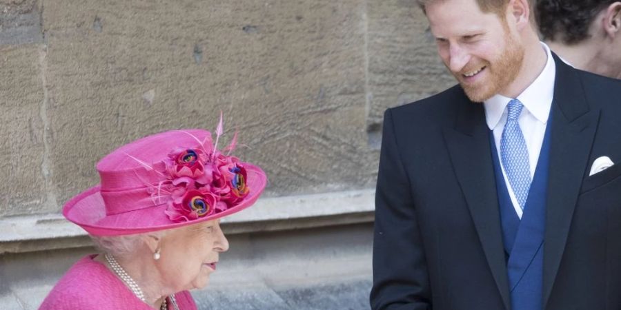 Prinz Harry mit Queen Elizabeth II. im Jahr 2019.