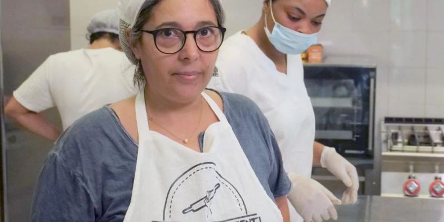 Nicoletta Cosentino in ihrer Manufaktur «Cuoche Combattenti» («Kämpferische Köchinnen»), die sie 2017 in Palermo auf Sizilien gegründet hat. Foto: Oliver Nies/Spiegel TV/Arte/dpa