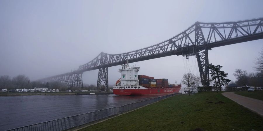 Ein Containerschiff im Frühnebel auf dem Nord-Ostsee-Kanal unter der Rendsburger Hochbrücke Anfang März 2022.
