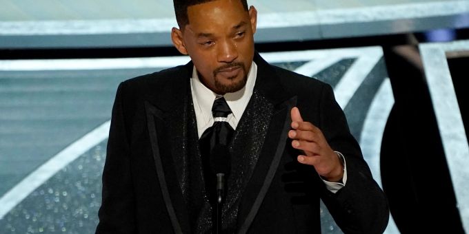 Will Smith weint, als er den Preis als bester Schauspieler für seine Rolle in dem Film «King Richard» entgegennimmt. Nach dem Ohrfeigen-Eklat bei den Academy Awards wird Smith nun bis 2032 von Oscar-Verleihungen und anderen Academy-Events ausgeschlossen. will smith