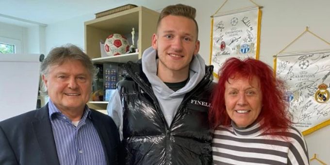 Helene und Ancillo Canepa vom FC Zürich mit Bohdan Viunnyk. FC Zürich