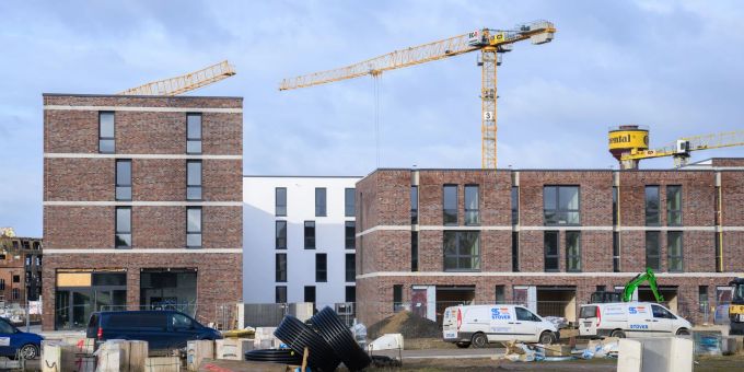 In der Schweiz werden vermehrt Mehrfamilienhäuser gebaut. Die Gründe: teures Bauland, steigende Baukosten und erschwerte Raumplanung. Mehrfamilienhaus