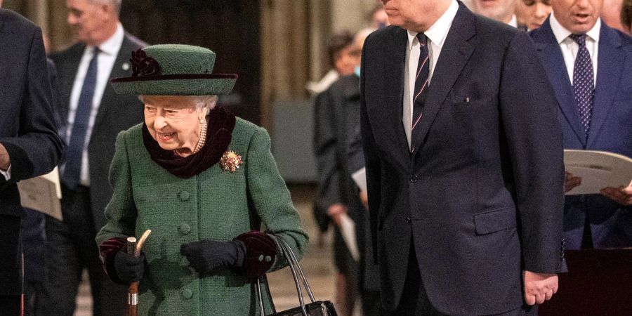 Die britische Königin Elizabeth II. und Prinz Andrew, Herzog von York, treffen zu einem Gedenkgottesdienst für Prinz Philip in der Westminster Abbey ein.