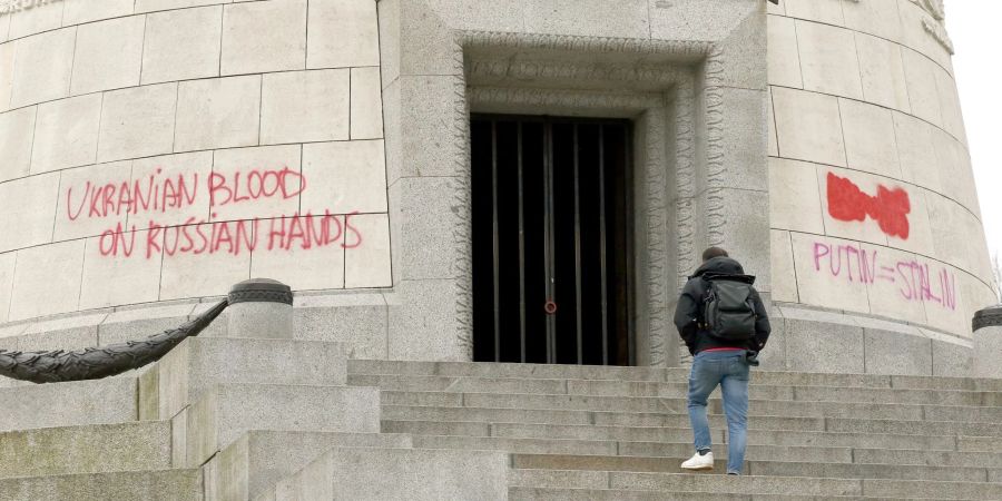 Unbekannte haben das sowjetische Ehrenmal in Berlin-Treptow besprüht.