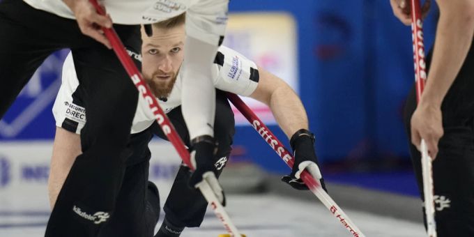 Die Schweizer Curler sind trotz Niederlage eine Runde weiter. Curling