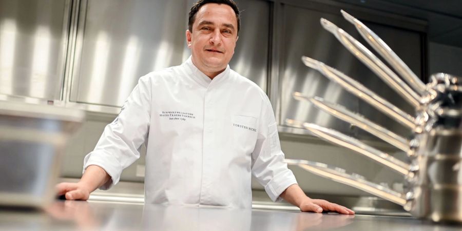 Ihm hat das Restaurant seine drei Sterne zu verdanken: Torsten Michel, Küchenchef vom Restaurant Schwarzwaldstube, erkochte die Auszeichnung auch während des Umbaus zurück.