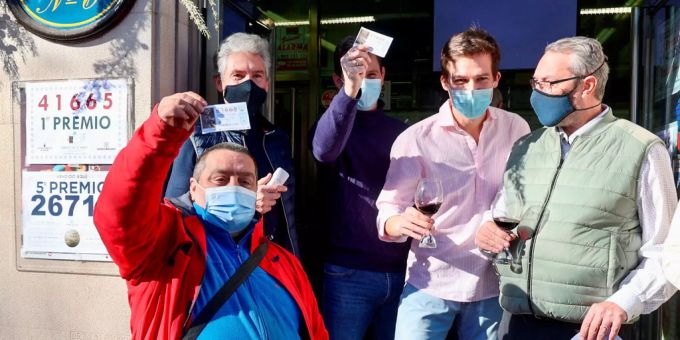 Die Gewinner stiessen mit einem Glas Rotwein an. Spanien Lotterie