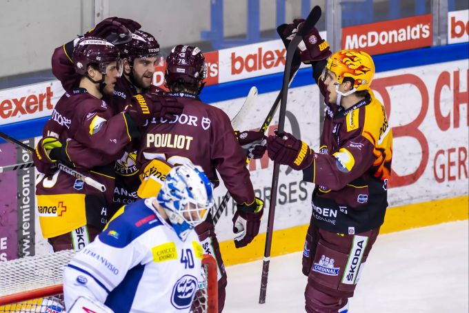 Die Genfer Spieler jubeln gegen Ambri. Genf