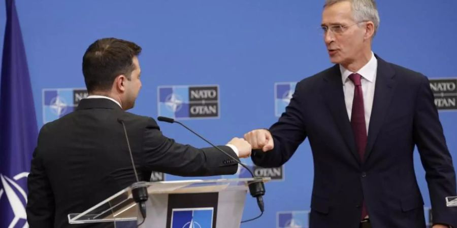 Nato-Generalsekretär Jens Stoltenberg (r) und Wolodymyr Selenskyj, Präsident der Ukraine, nach einer Pressekonferenz im Nato-Hauptquartier. Foto: Olivier Matthys/AP/dpa