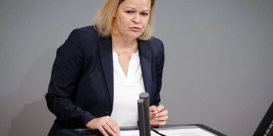 Innenministerin Nancy Faeser (SPD) spricht im Bundestag in der aktuellen Stunde. Foto: Kay Nietfeld/dpa
