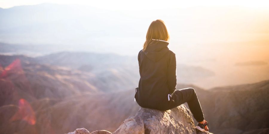 Frau blickt auf Landschaft