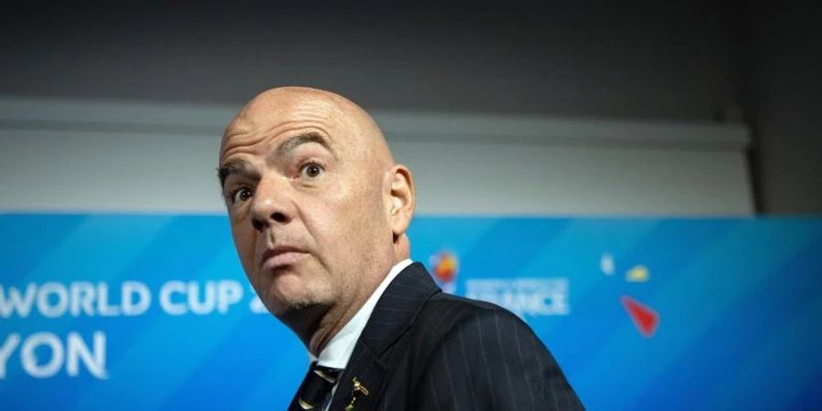 FIFA-Präsident Gianni Infantino sieht sich nach seinen Aussagen bei der Parlamentarischen Versammlung des Europarats Kritik ausgesetzt. Foto: Sebastian Gollnow/dpa