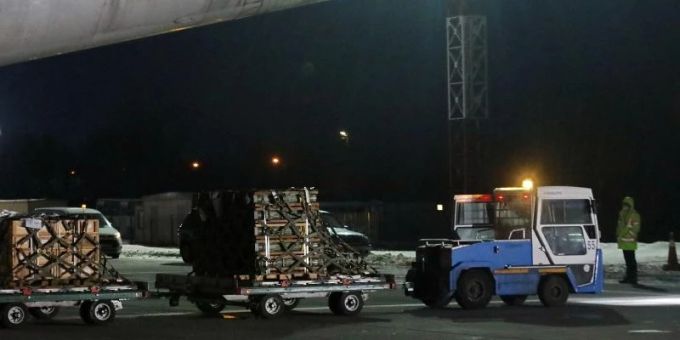 Eine Lieferung militärischer Hilfsgüter der USA an die Ukraine wird am Flughafen-Boryspil transportiert. Foto: -/ukrin/dpa ukraine
