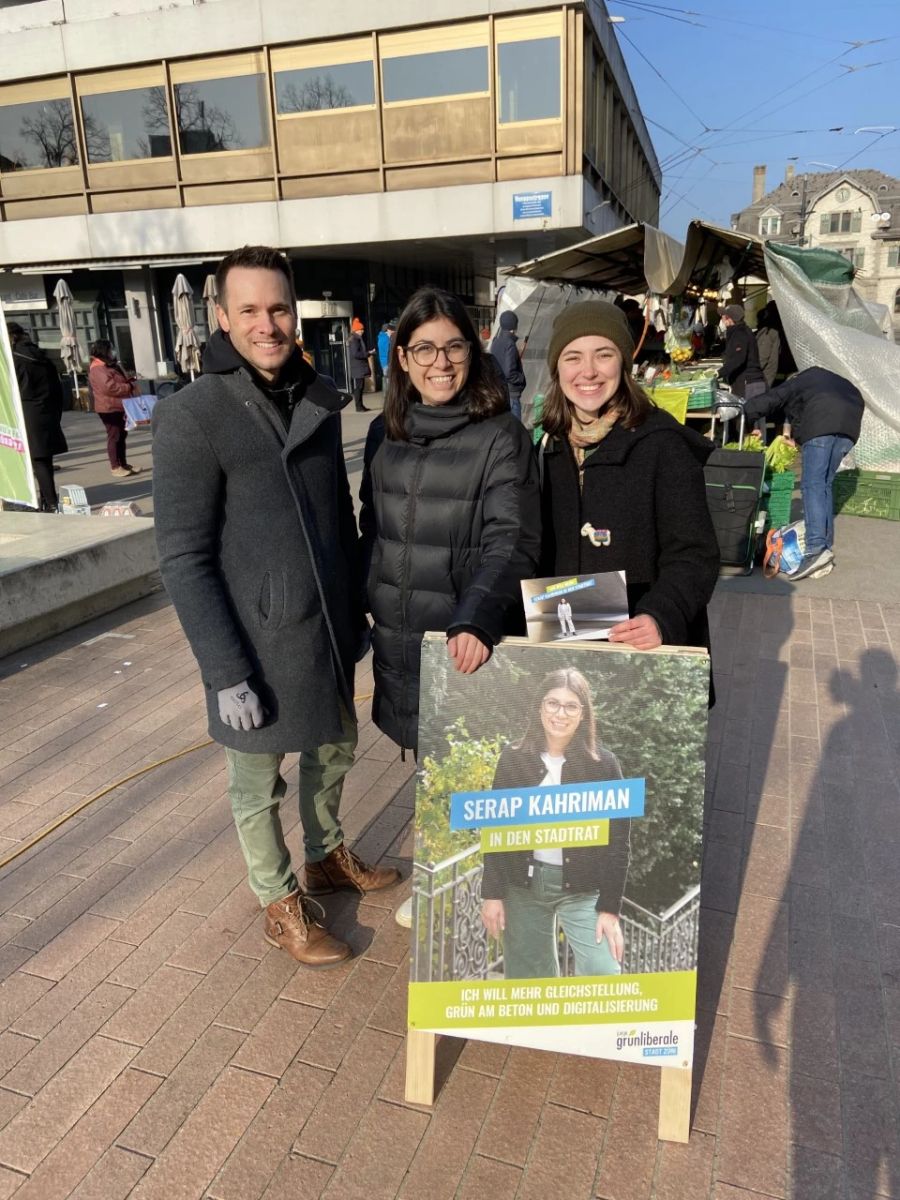 Serap Kahriman an einer Flyeraktion mit Parteifreunden in Oerlikon ZH.