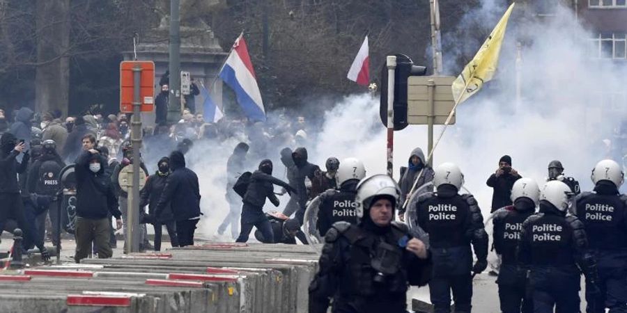 Zehntausende Menschen waren in Brüssel die Corona-Massnahmen der Regierung auf die Strasse gegangen. Foto: Geert Vanden Wijngaert/AP/dpa